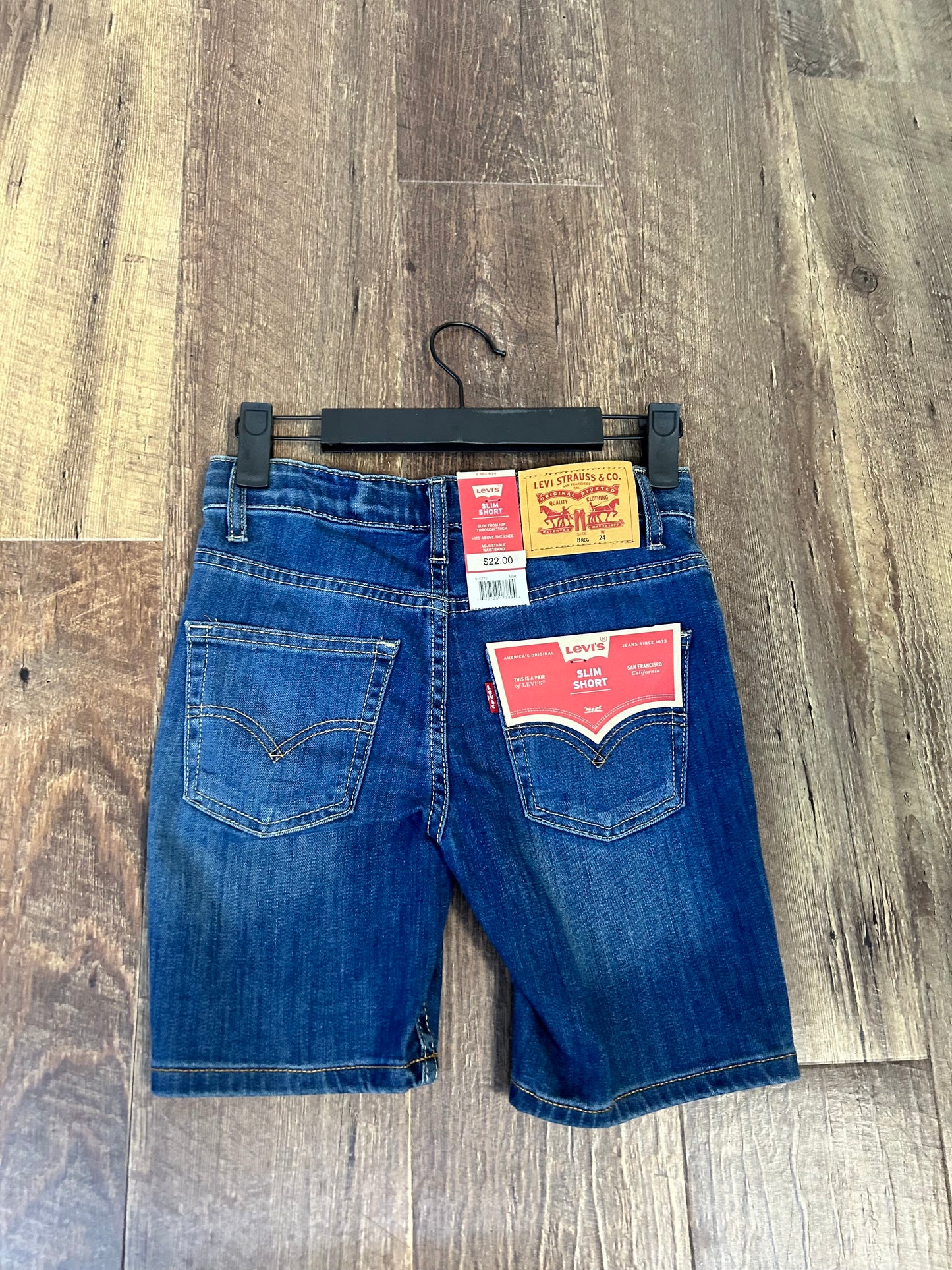 8 Reg 24W Levi's Slim Shorts